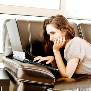 woman_couch_laptop